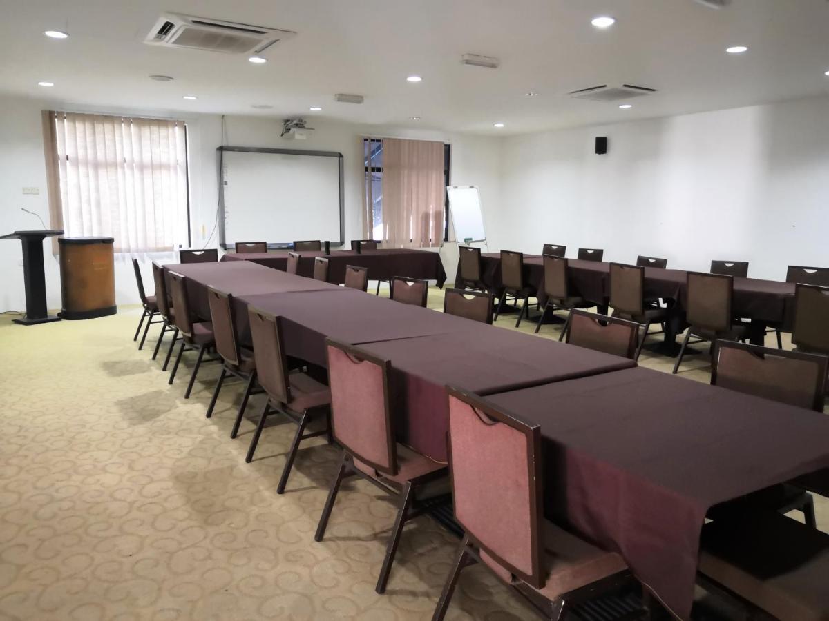 阿丽亚商务公寓酒店 Padang Mat Sirat 外观 照片