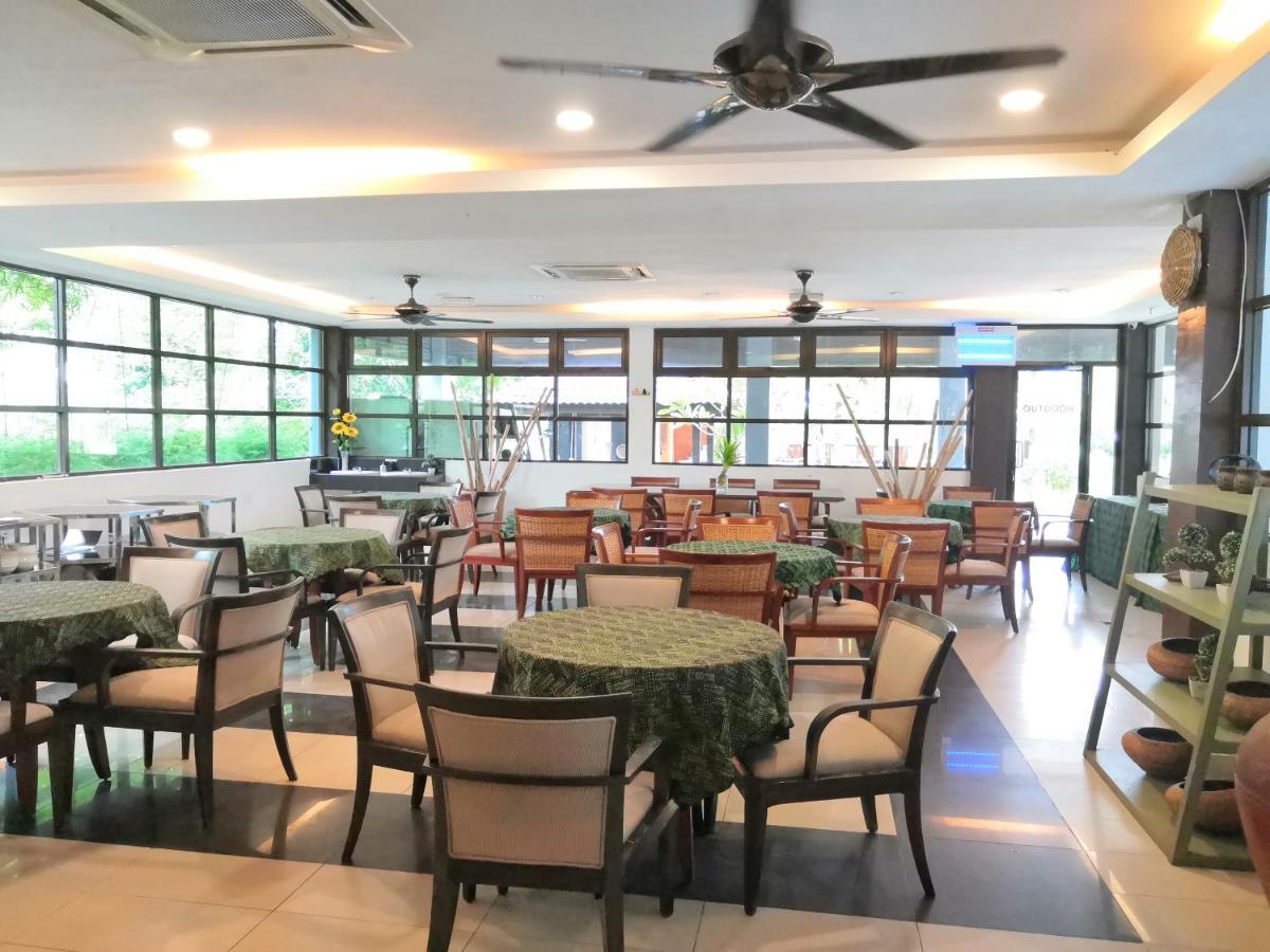 阿丽亚商务公寓酒店 Padang Mat Sirat 外观 照片
