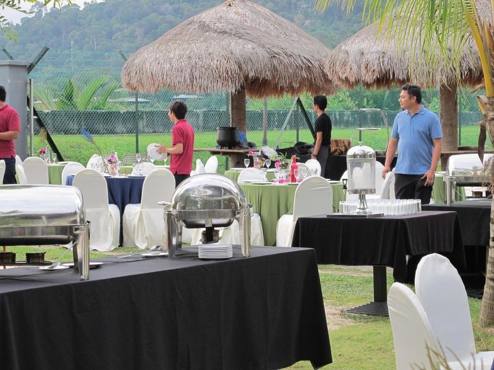 阿丽亚商务公寓酒店 Padang Mat Sirat 外观 照片
